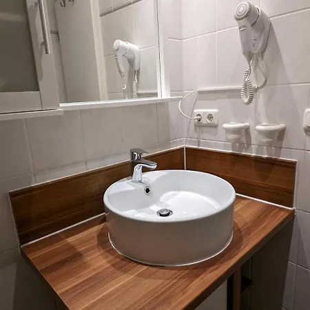 Strandkoje In Erster Reihe Mit Traumhaftem Blick Auf Kieler Foerde * Laboe