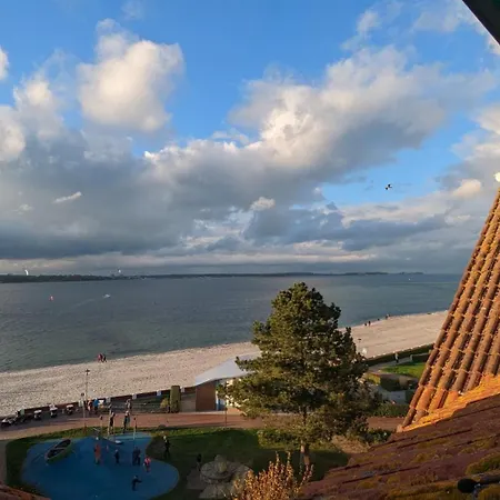Strandkoje In Erster Reihe Mit Traumhaftem Blick Auf Kieler Foerde Laboe